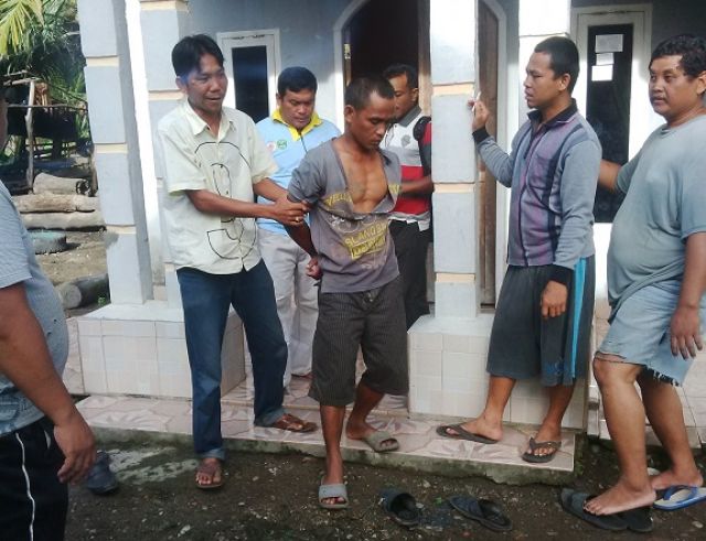 Kepergok Ngintip Gadis Mandi, Darwin Babak Belur